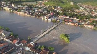 Governador eleito, Jernimo e Adolfo Menezes, sobrevoaram tragdia causada pela chuvas.